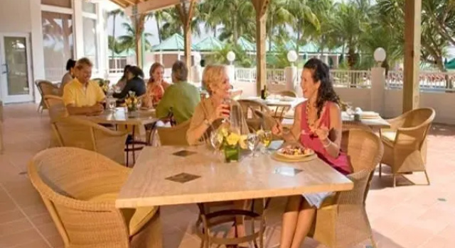 Кровать в общем номере Sea View Hotel