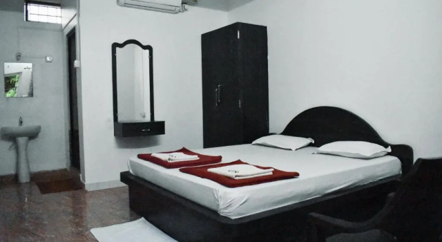 Двухместный номер Deluxe Iroomz Hotel Gananjaya - Hostel