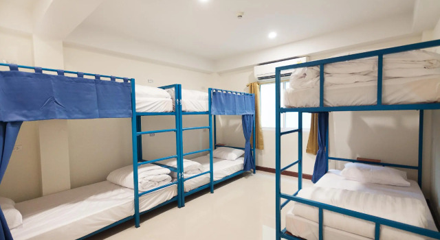 Кровать в общем номере Happy Hostel
