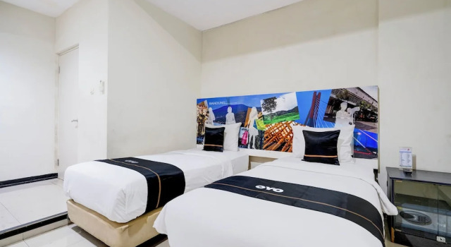Deluxe Double room with balcony Townhouse Oak Cihampelas Near Ciwalk Formerly Promenade Hotel