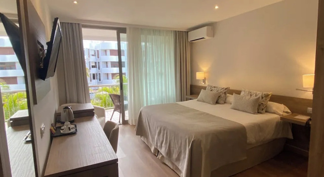 Двухместный номер Comfort с балконом и с видом на бассейн Hotel Colon Rambla
