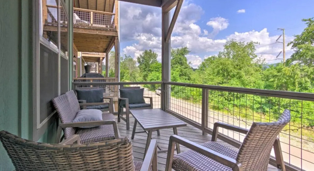 Коттедж с 3 комнатами с балконом Modern Asheville Greenway Residence w/ 2 Decks