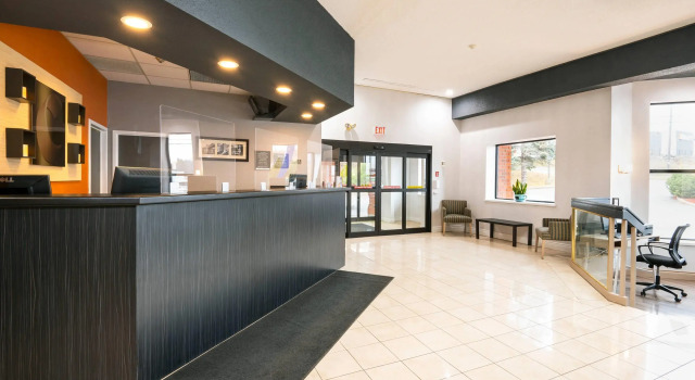 Comfort Hotel & Suites Peterborough, Varaa Hotelli  