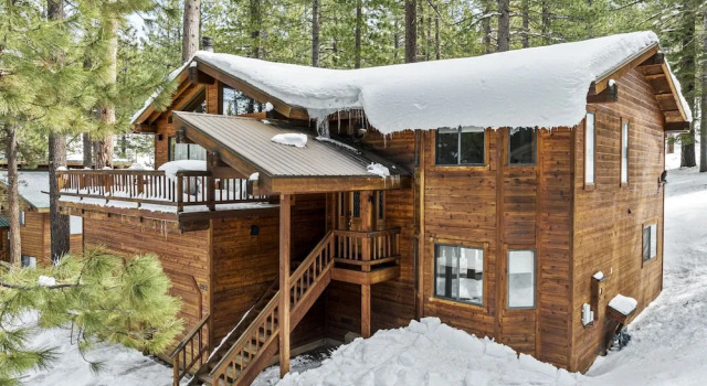 Коттедж 4 Bedroom Home with Hot Tubnd Ski Access by RedAwning