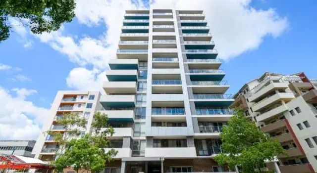 Liverpool 3Br with Car parking near Train/Shopping, Book Hotel Liverpool Sydney Region