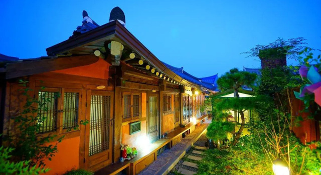 Jeonju Hanok Maeul Danjam Hanok, Забронировать Отель Чонджу Чолла-Пукто, рядом с Конфуцианская школа хянгё в Чонджу