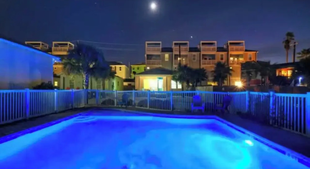 Коттедж с 3 комнатами Shared Pool, Walkable to Beach, Vibrant Beachy Design! Bay Bliss by Avantstay