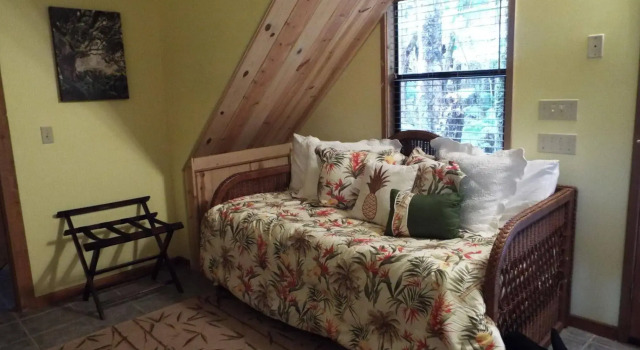 The Guest Cottages @ Volcano Acres Tree House