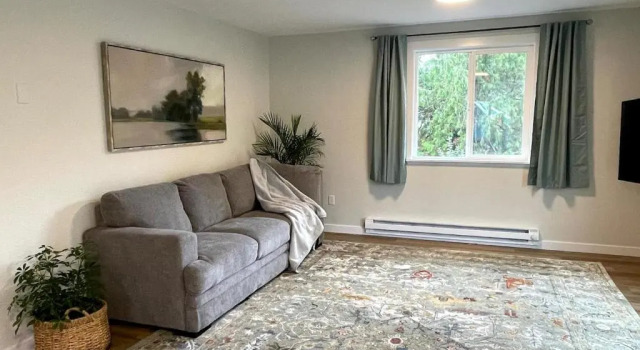Апартаменты Fresh Top Floor Apartment w/ Balcony