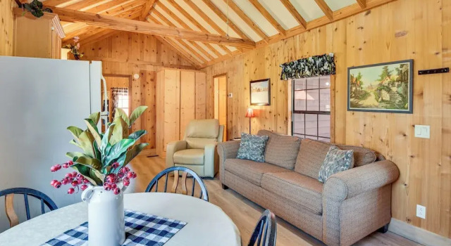 Коттедж Cozy Dillard Cabin w/ Mountain Views & Pool Access