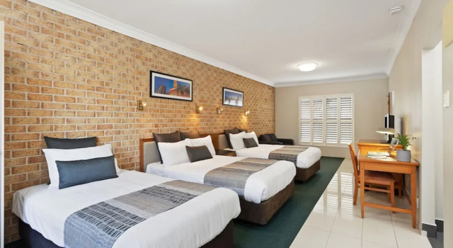 Трёхместный номер Standard с балконом Coopers Colonial Motel