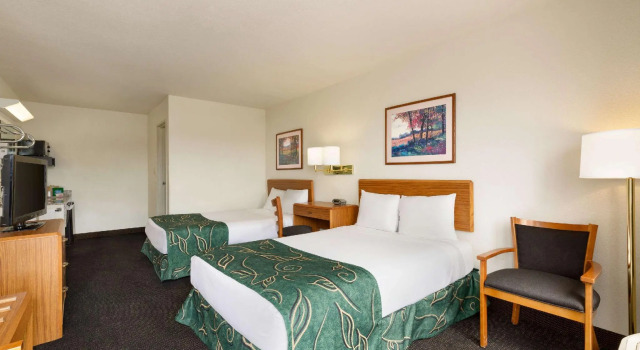 Четырёхместный номер Standard Travelodge by Wyndham Sharon Springs
