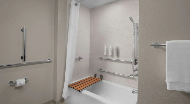 Номер Standard c 1 комнатой Embassy Suites By Hilton Madison Downtown