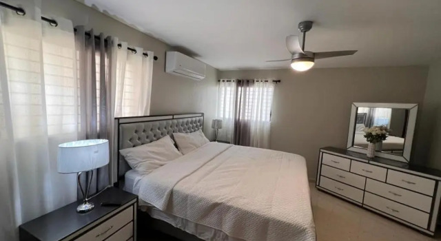madrigal 1-3br with parking, Забронировать Отель Сантьяго-де-лос-Кабальерос Сантьяго, рядом с Leon Centre