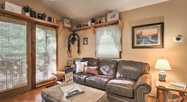 Gatlinburg Home w/ Hot Tub ~ 4 Mi to Town!, Забронировать Отель Отели Гатлинберг 3 звезды, 3*