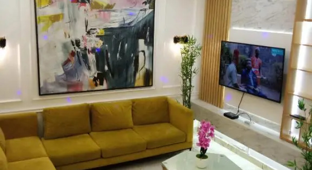 Апартаменты EdsLuxe Deluxe 2 Bedroom Apartment with Swimming Pool and High Speed Wifi