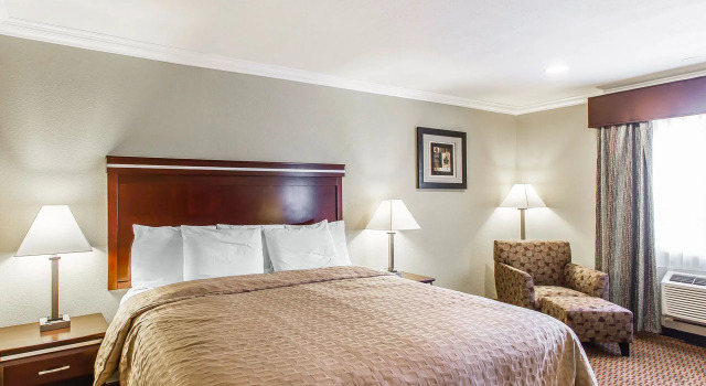 Econo Lodge Inn & Suites