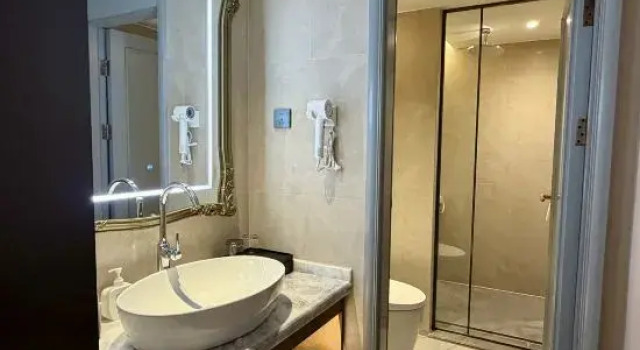Люкс Deluxe Vienna International Hotel (Kunming Huochezhan Xishan wandaguangchang dian)Dianchiludian)