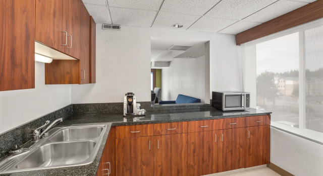 Двухместный люкс Holiday Inn Express & Suites Tacoma by IHG