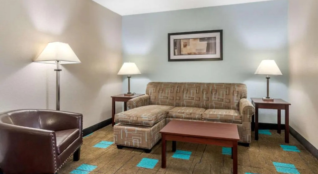 Люкс Quality Suites Kansas City International Airport