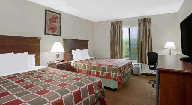 Четырёхместный номер Standard Days Inn by Wyndham Greensboro NC