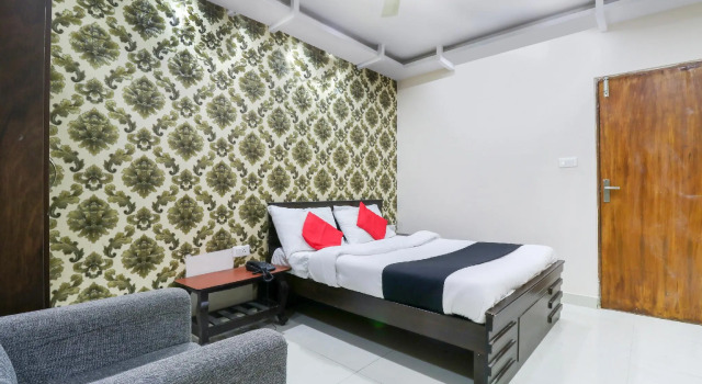 Люкс Standard Capital O 69058 Emerald Hotel