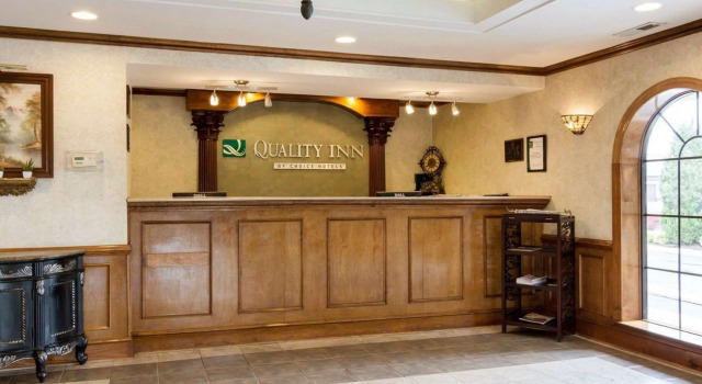 Quality Inn South Hill I-85, Забронировать Отель Саут-Хилл Виргиния, рядом с Виргинский этнографический музей Tobacco Farm