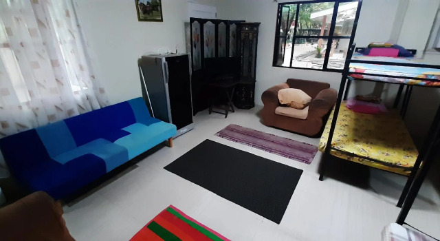 Кровать в общем номере RedDoorz Hostel @ Ragsak Kamp Beach Resort