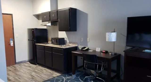 Люкс Deluxe Days Inn & Suites by Wyndham Cleburne TX
