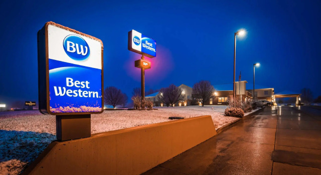 Кровать в общем номере Best Western Teal Lake Inn
