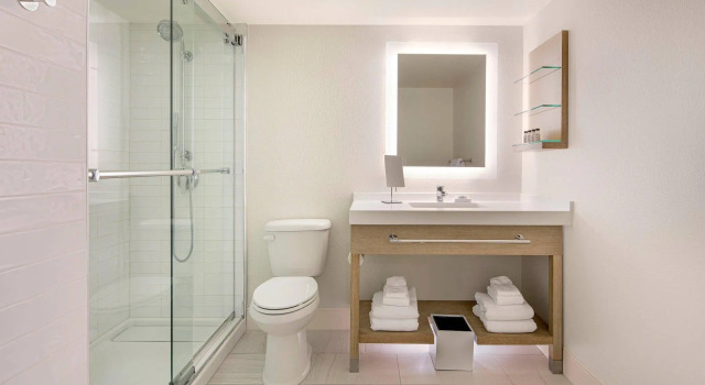 Четырёхместный номер Standard с балконом Delta Hotels by Marriott Daytona Beach Oceanfront