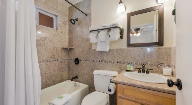 Двухместный люкс с балконом Clarion Collection Carmel Oaks Inn