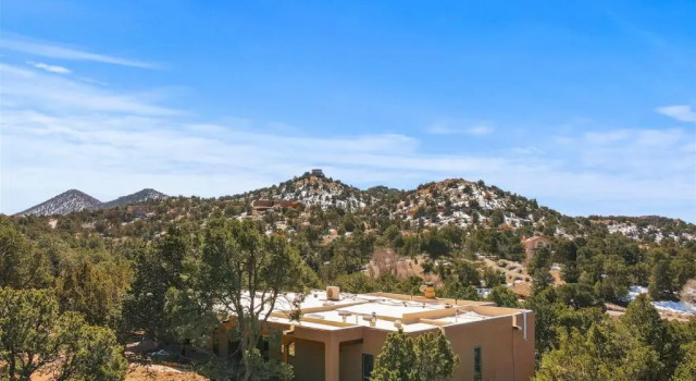 Коттедж с 3 комнатами Sunlit Pines - Tucked in the Trees, Private Escape, Easy Drive to Plaza - NEW Listing