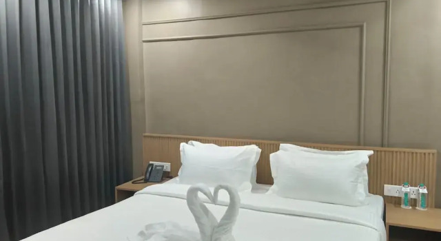 V Club, Book Hotel Hoteller i Bhuj med parkering, Parkering