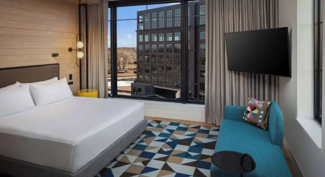 Двухместный номер Standard с балконом Canopy By Hilton Sioux Falls Downtown