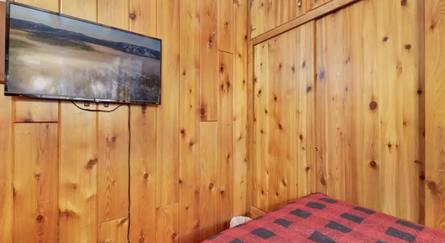 2069 - Bear Cub Cabin 2 Bedroom Home by RedAwning