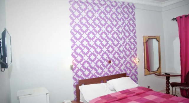 Standard Dreier Zimmer Hôtel - Y