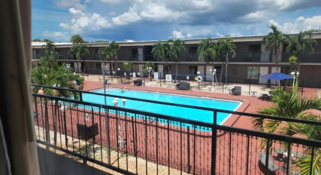 Четырёхместный номер Deluxe с видом на бассейн Days Inn by Wyndham St. Petersburg / Tampa Bay Area