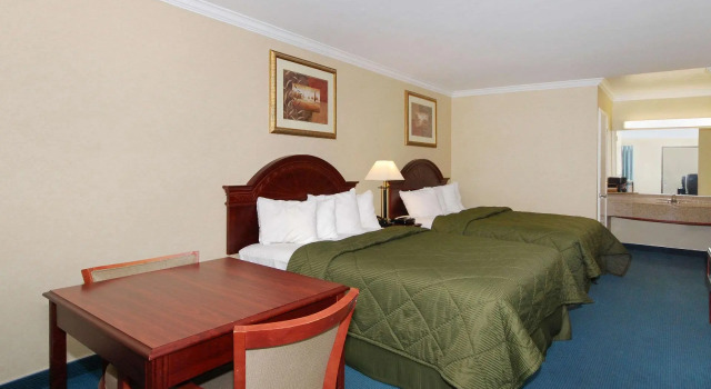 Четырёхместный номер Standard Quality Inn Near City of Hope