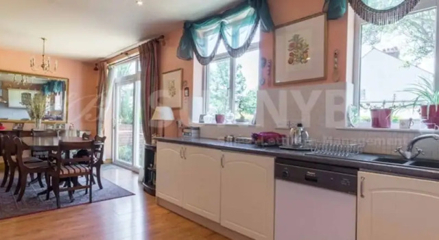 Beautiful 4-bed House in Sutton