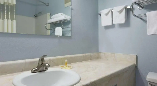 Четырёхместный номер Standard Days Inn by Wyndham Middletown