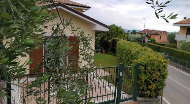 Апартаменты Appartamento con giardino a Cisano di Bardolino
