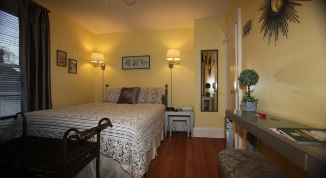 Ambiance By The Falls B&B, Забронировать Отель «постель и завтрак» Отели Ниагара Фолс 3 звезды, рядом с Круиз Maid of the Mist, 3*