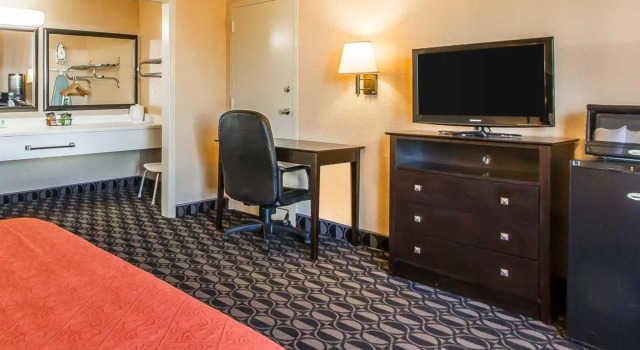 Standard huone Quality Inn Ada near University