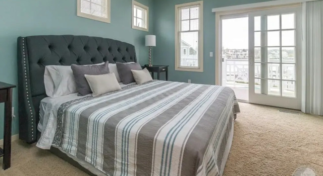Lake Street Townhome, Book Hotel Hoteller i Saugatuck med parkering, Parkering