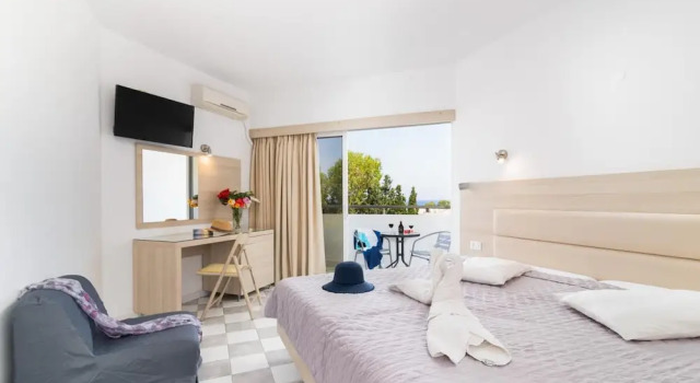 Двухместный номер Standard с балконом Sabina Hotel