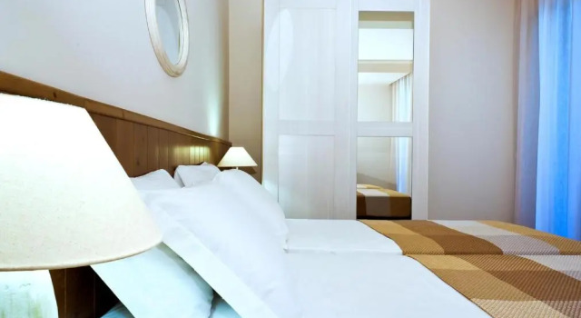 Полулюкс Hotel Ambassador