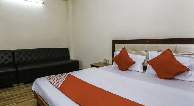 OYO 27825 Hotel Royal