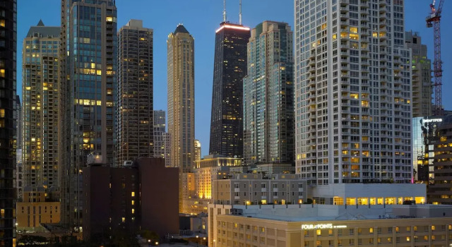 Четырёхместный люкс ACME Hotel Chicago, Outset Collection by Hilton