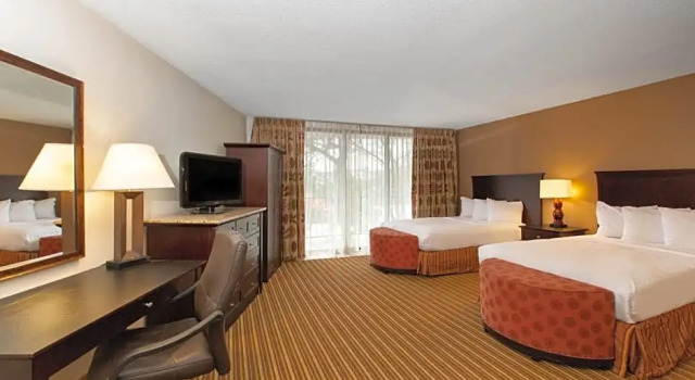 Люкс Deluxe Aksarben Suites, A Trademark Collection Hotel